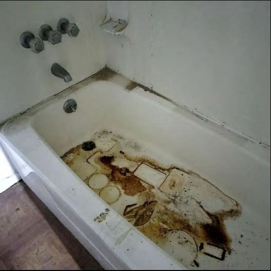 The bathtub in David Copperfield's abandoned apartment, which has been empty since 2018.