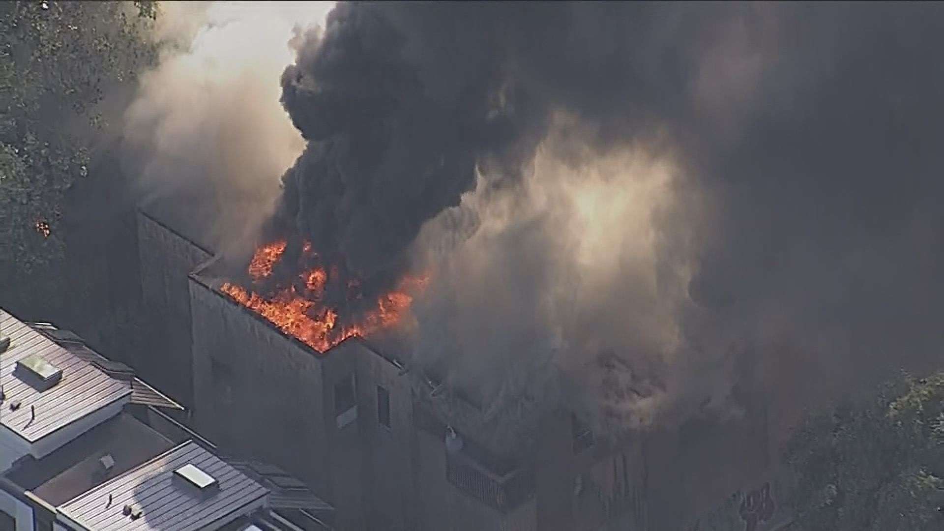 Екипите бяха извикани да се борят със сериозен пожар в