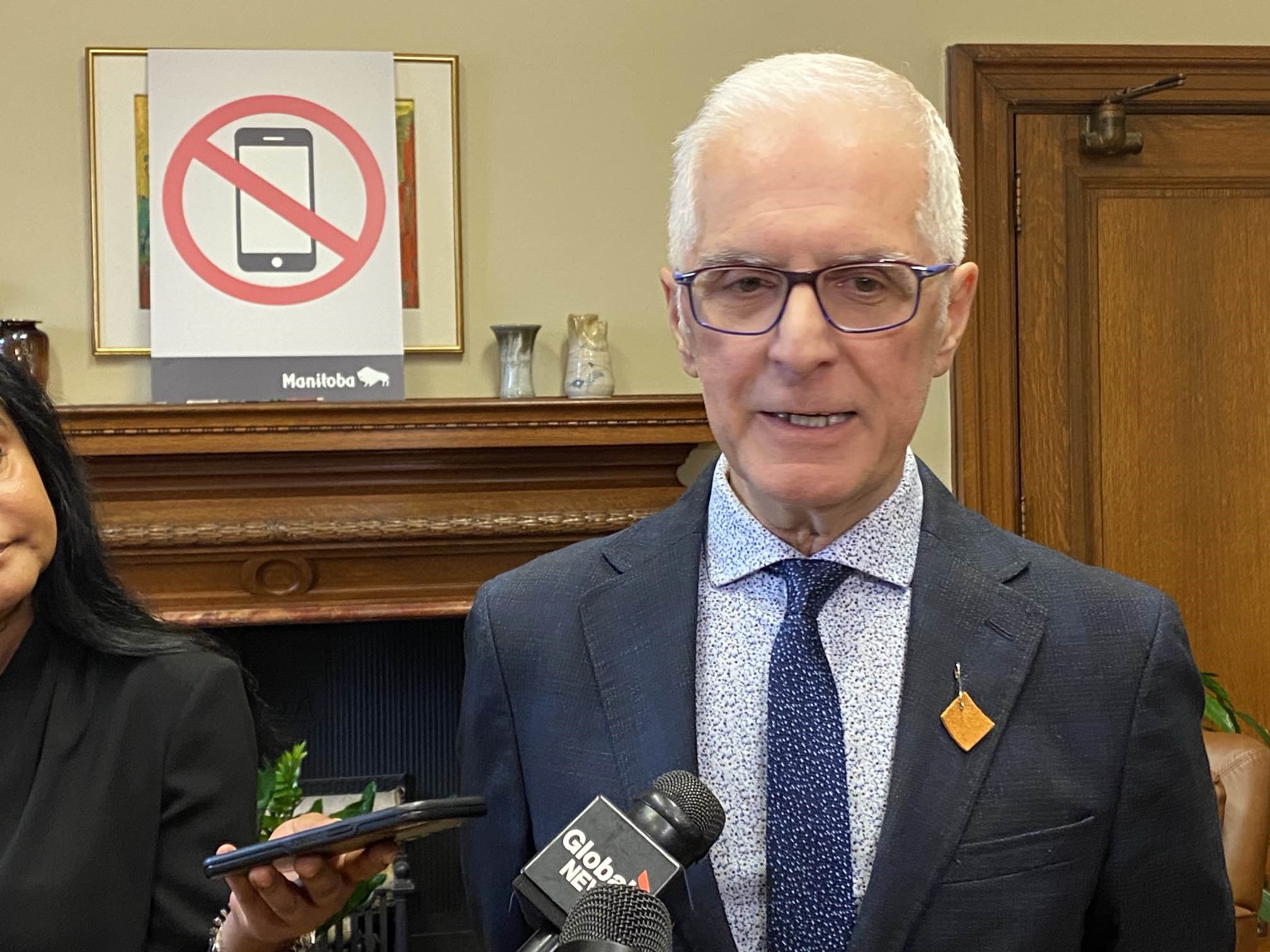 Manitoba Premier Wab Kinew казва че тази есен идва забраната