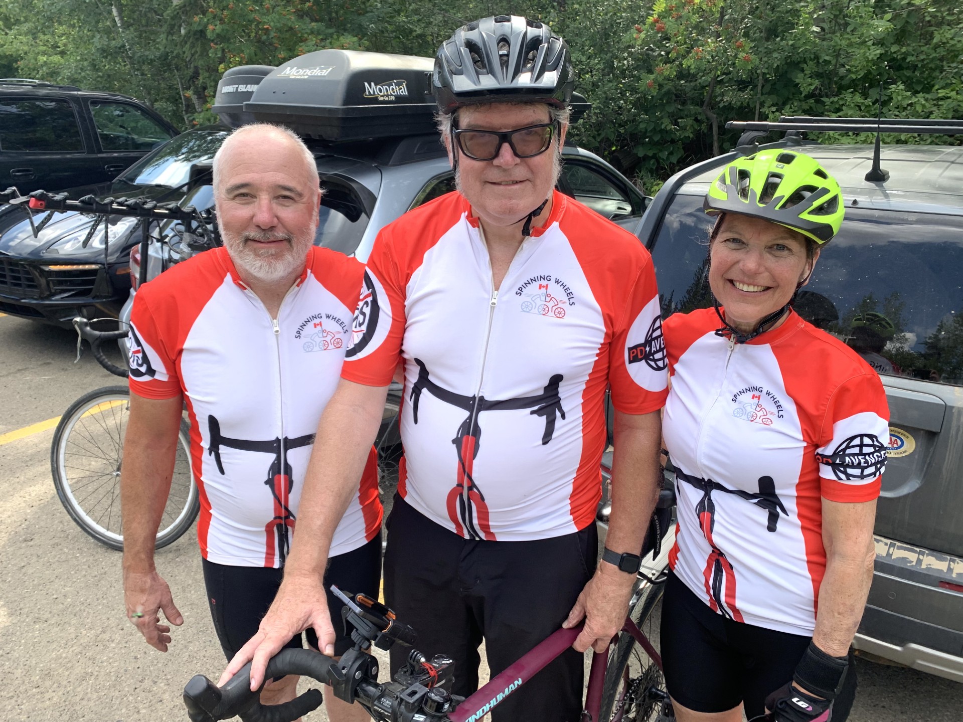 Двама членове на отбор по крос кънтри колоездене който повишава осведомеността