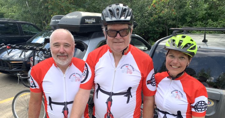 Двама членове на отбор по крос кънтри колоездене който повишава осведомеността