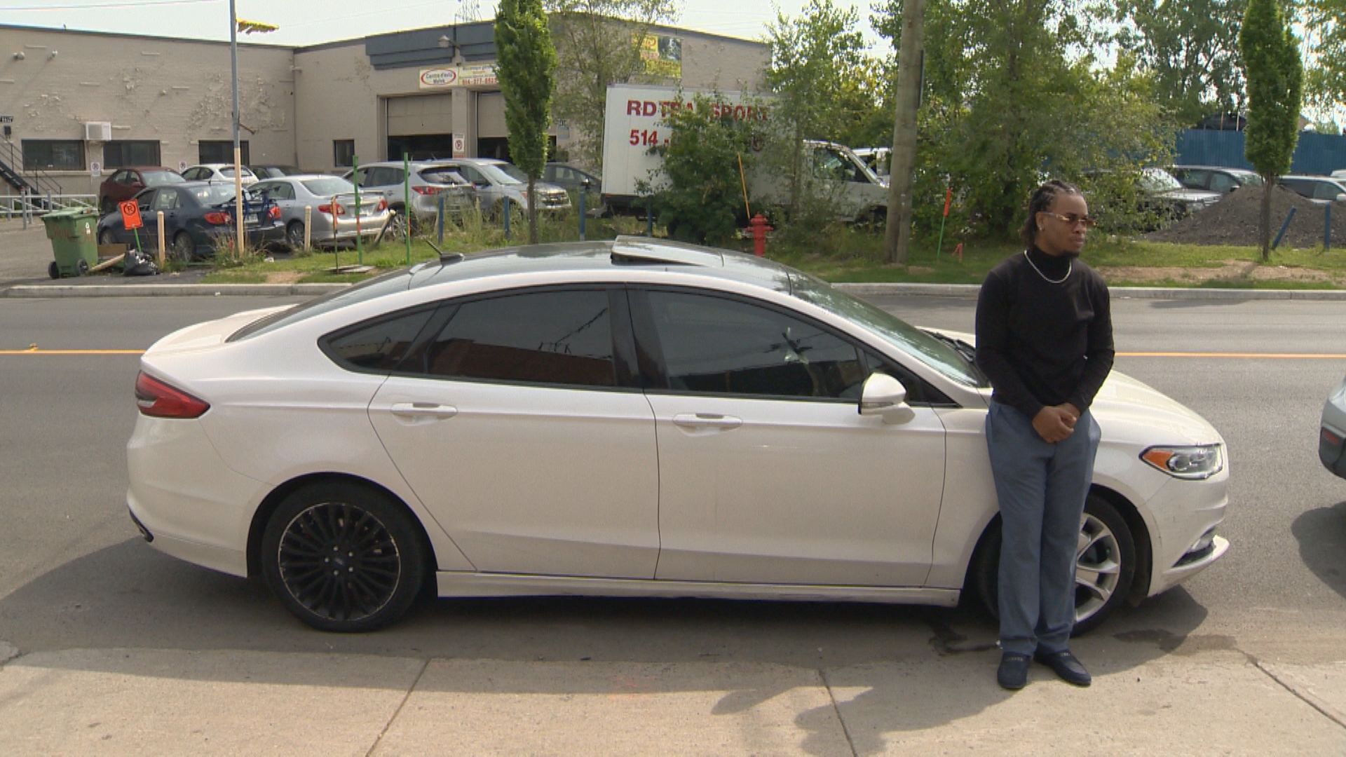 23 годишен мъж и майка му твърдят че полицията в Монреал