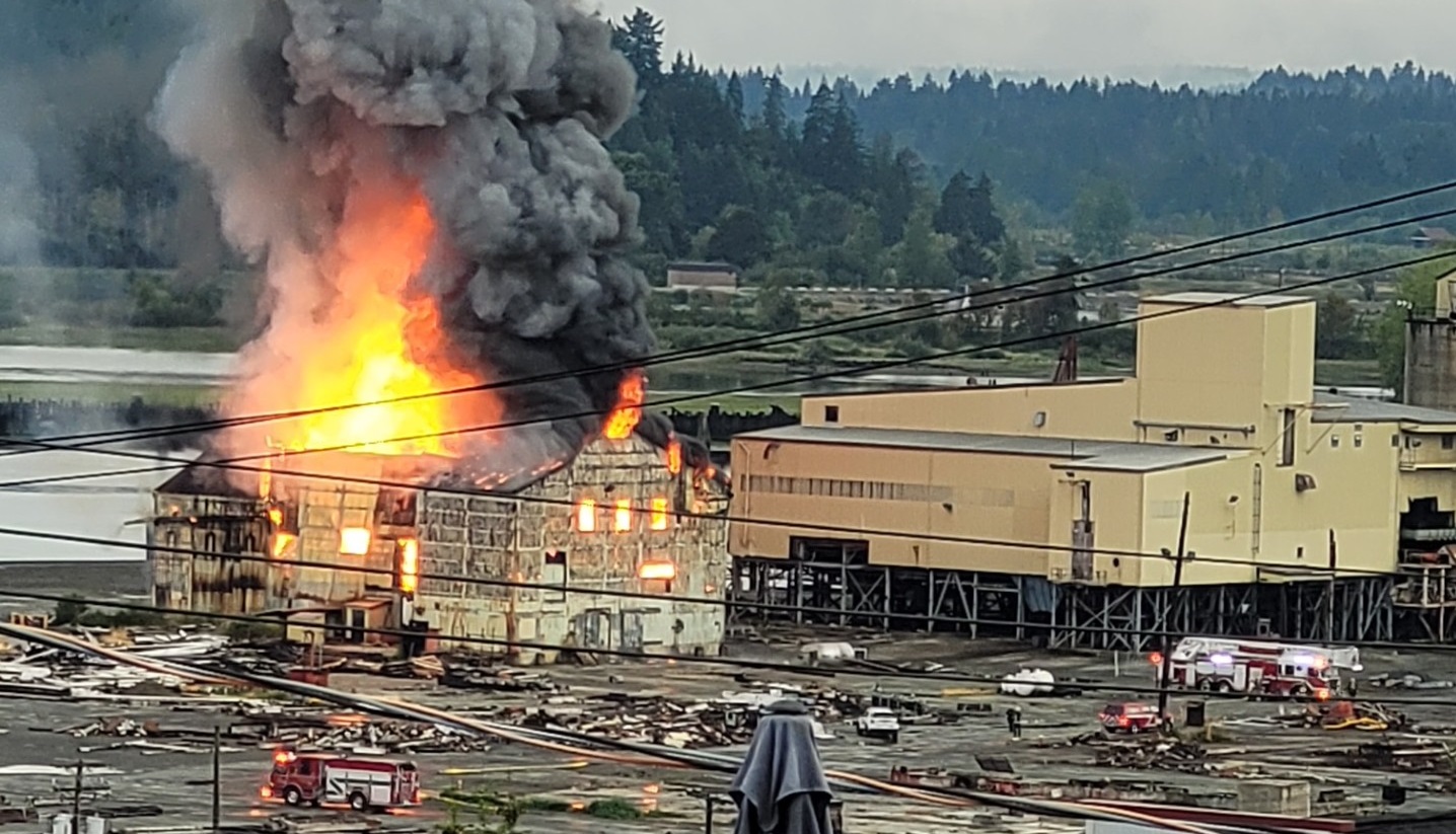 Пожарникарите бяха извикани да се борят с огромен пожар на