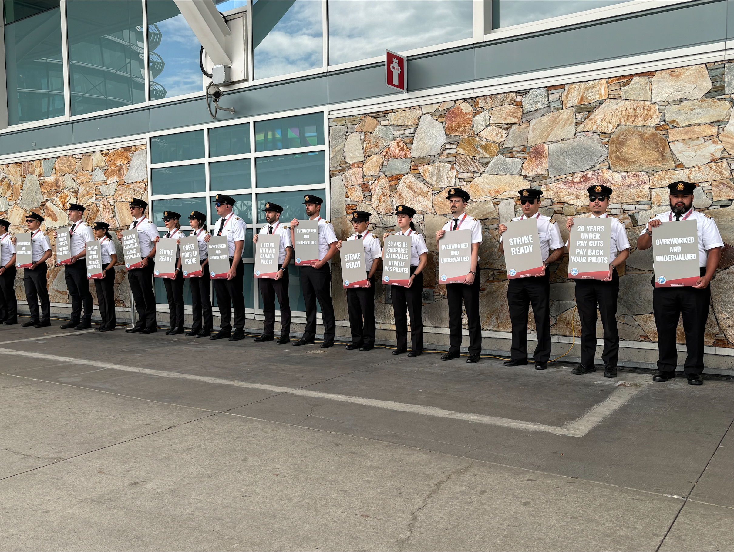 Пилотите на Air Canada поеха международните полети на международното летище