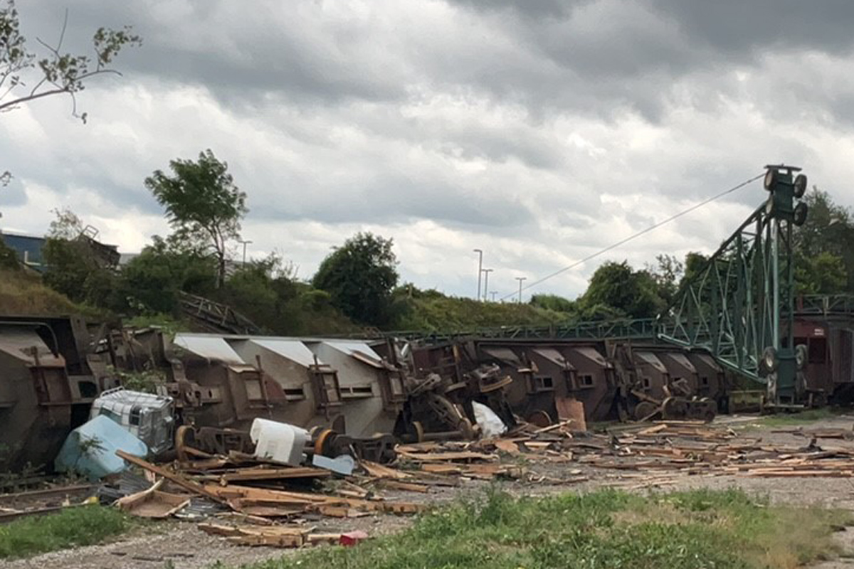 Фуниевидният облак който докосна Ейр Онтарио в събота сутринта беше