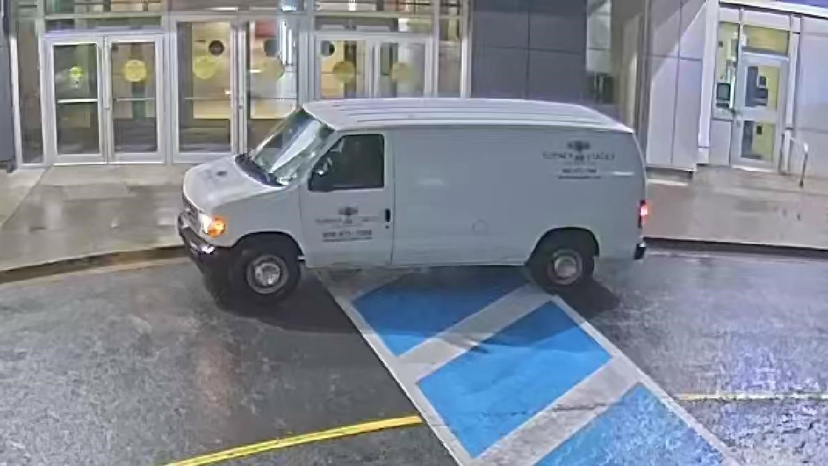 Магазин за бижута в търговския център на Халифакс е бил