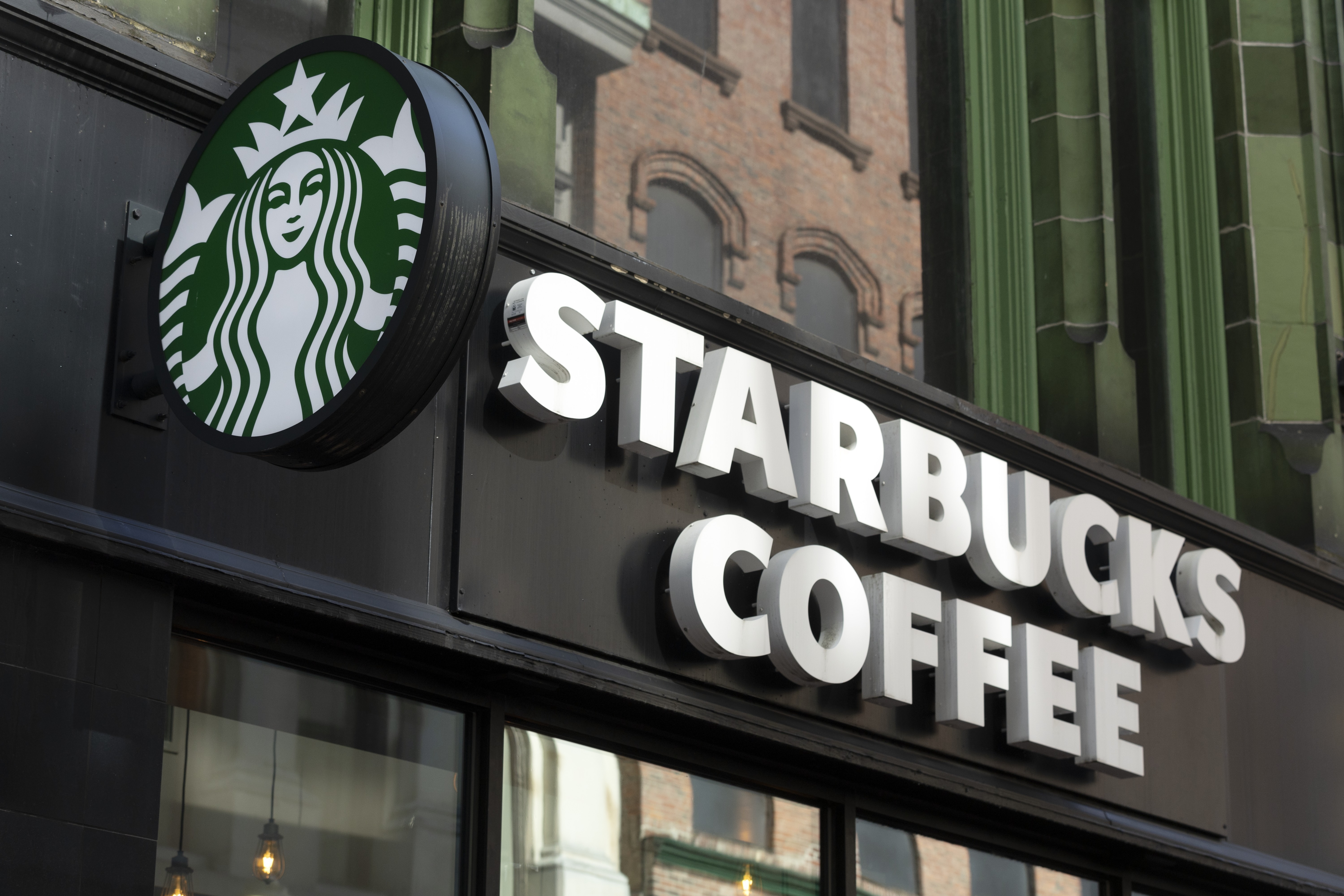 Starbucks бореща се със слабо търсене и недоволни инвеститори съобщи