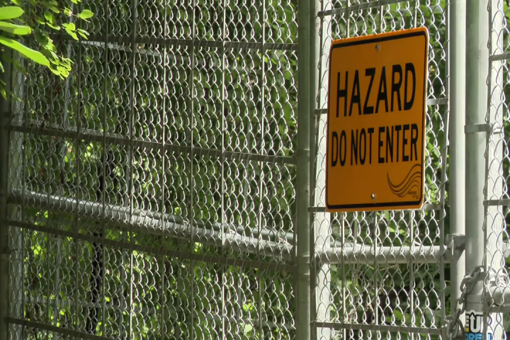 White Rock, B.C. residents want solution to closure of ‘unsafe’ beach access