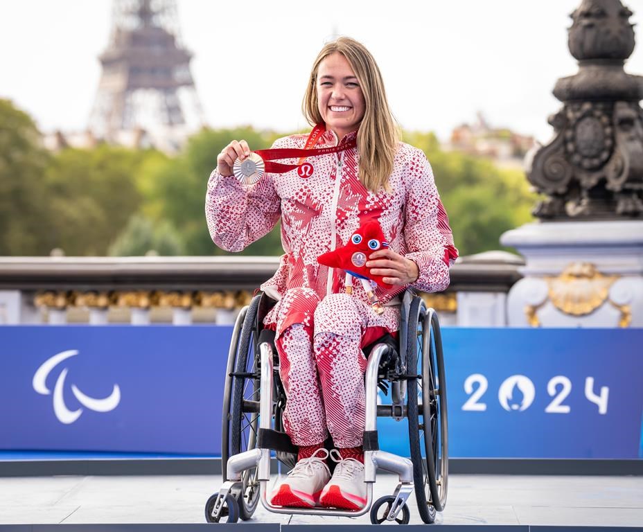 Триатлонист от Манитоба направи история в емблематична обстановка в Париж