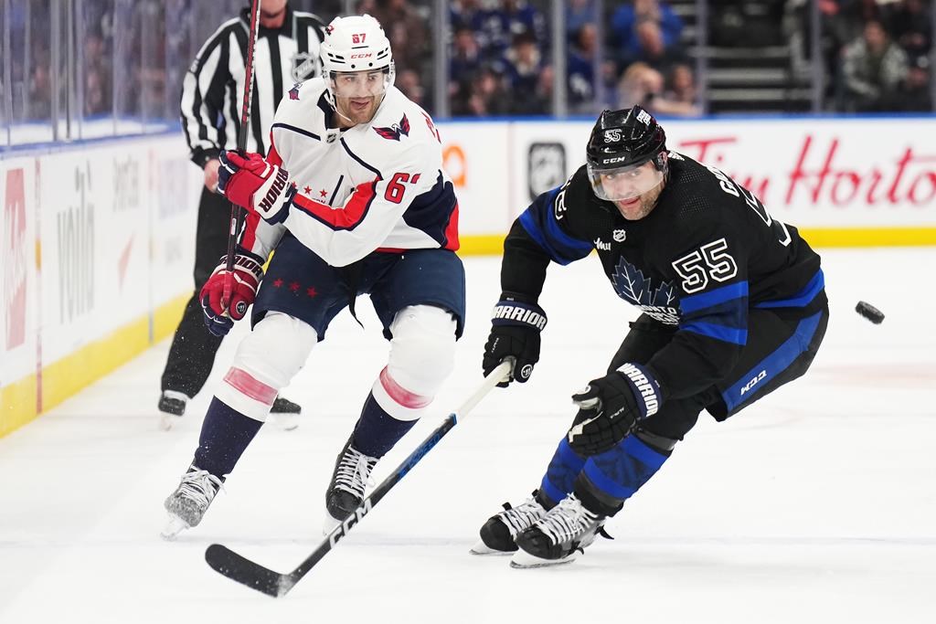 Торонто Ветеранът напред Макс Пасиорети и Торонто Мейп Лифс