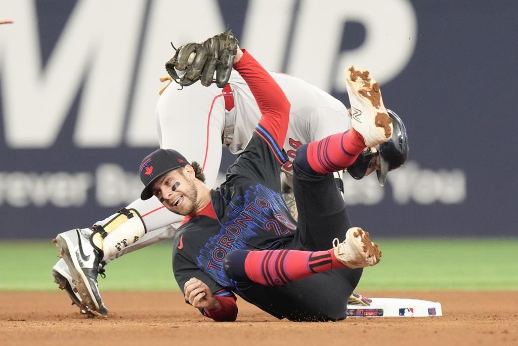 Red Sox keep playoff hopes alive, beat Jays 4-1