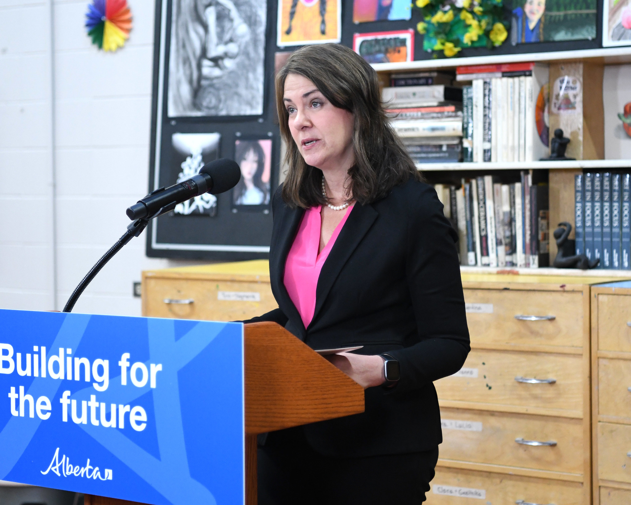 Премиерът на Алберта Даниел Смит казва че планът на нейното