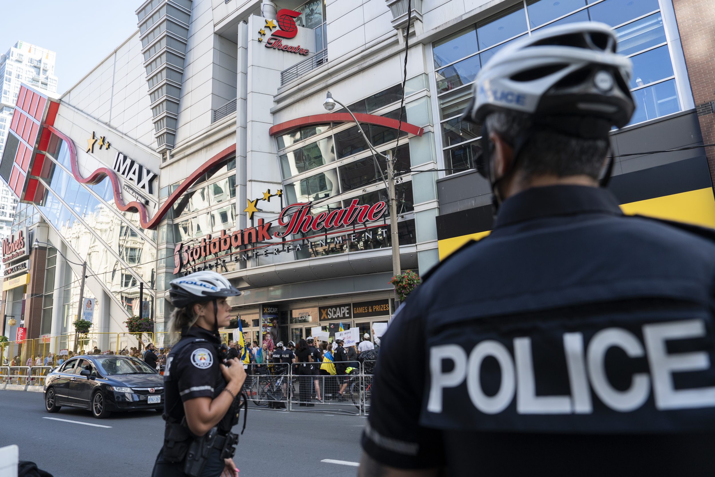 Международният филмов фестивал в Торонто заяви в четвъртък че спира