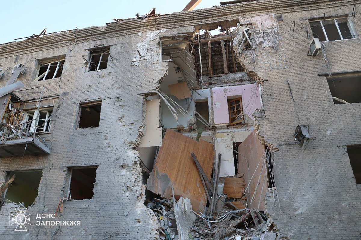 In this photo provided by the Ukrainian Emergency Service, a damaged apartment house is seen after Russia attacked the city with guided bombs overnight in Zaporizhzhia, Ukraine, Sunday, Sept. 29, 2024.