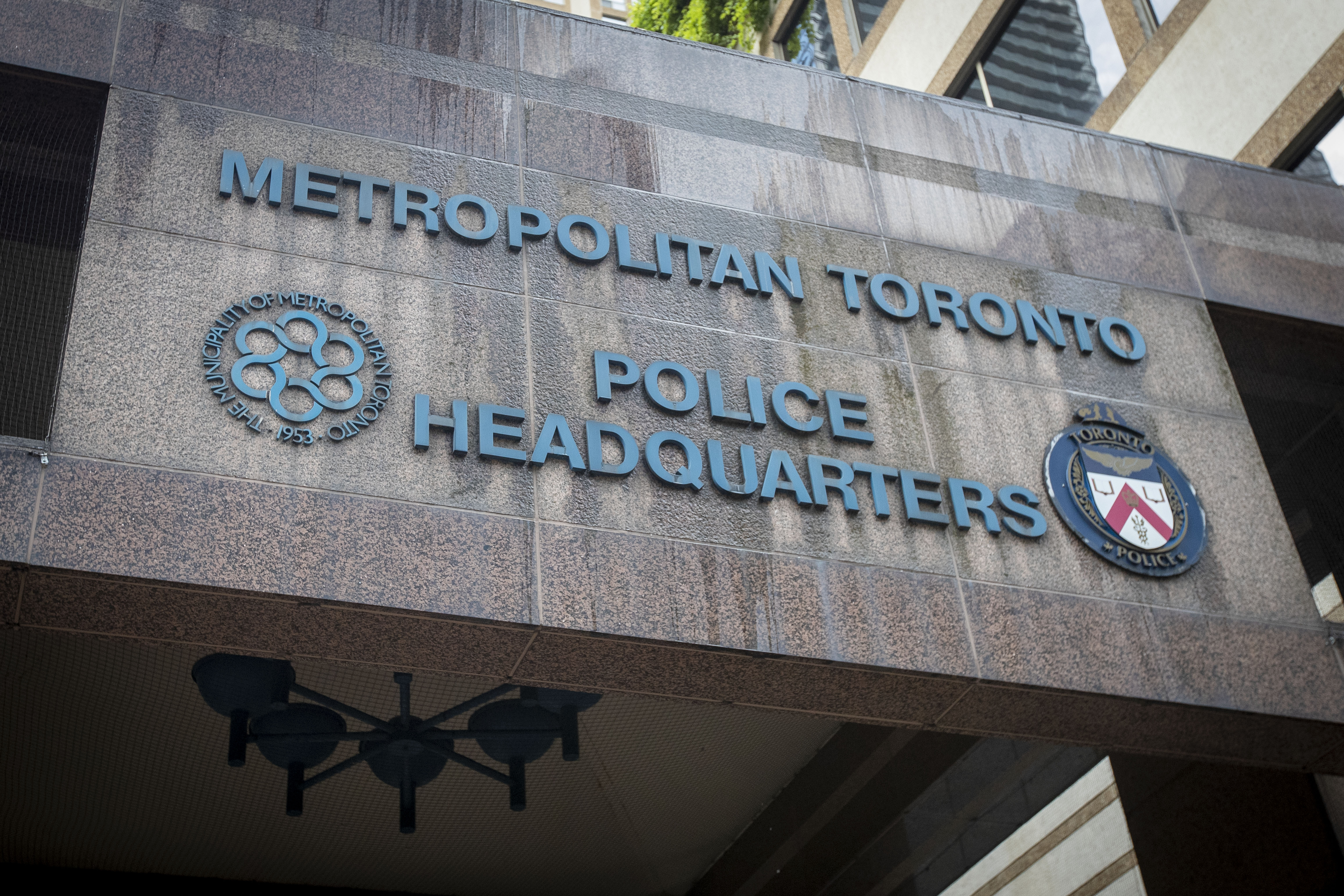 Полицията в Торонто съобщи че 16 годишно момче е било ожулено