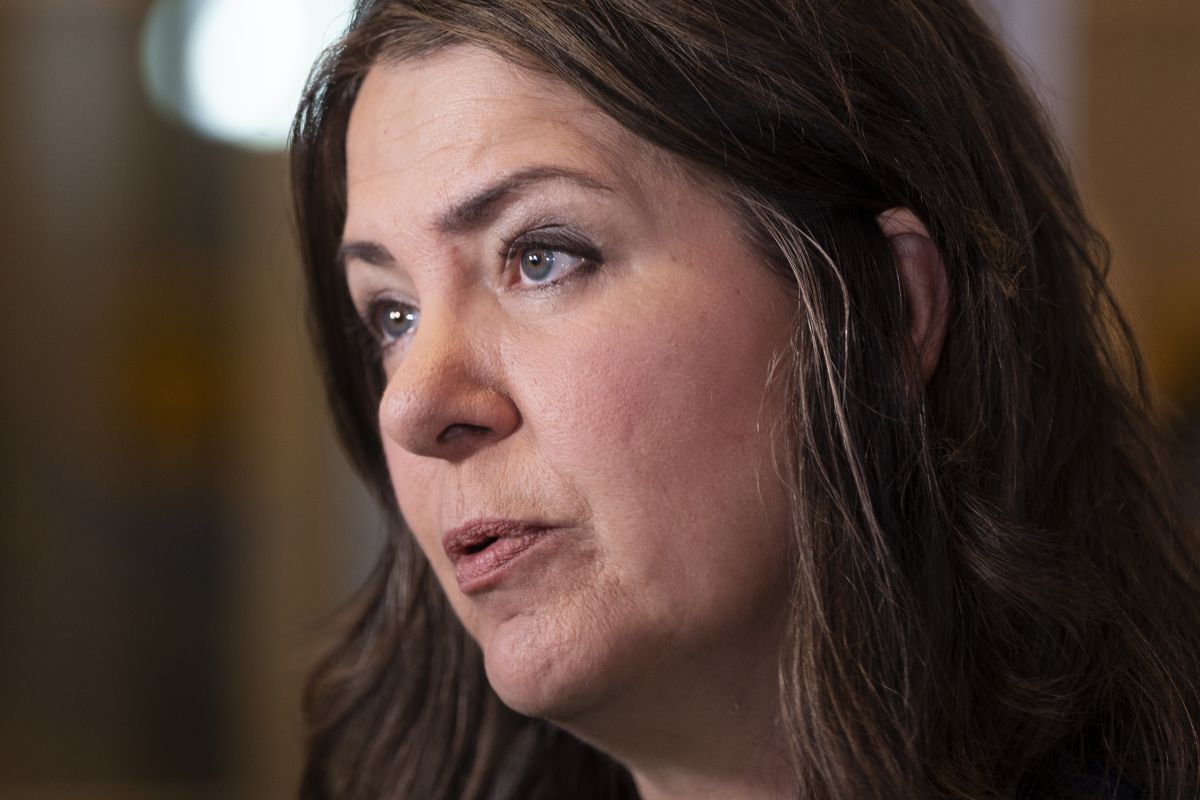 Smith says Alberta opposes feds’ asylum claimants relocation plan, ‘cannot afford it’