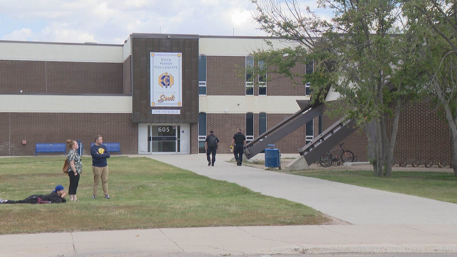 Полицията в Саскатун съобщи че 14 годишно момиче е обвинено в