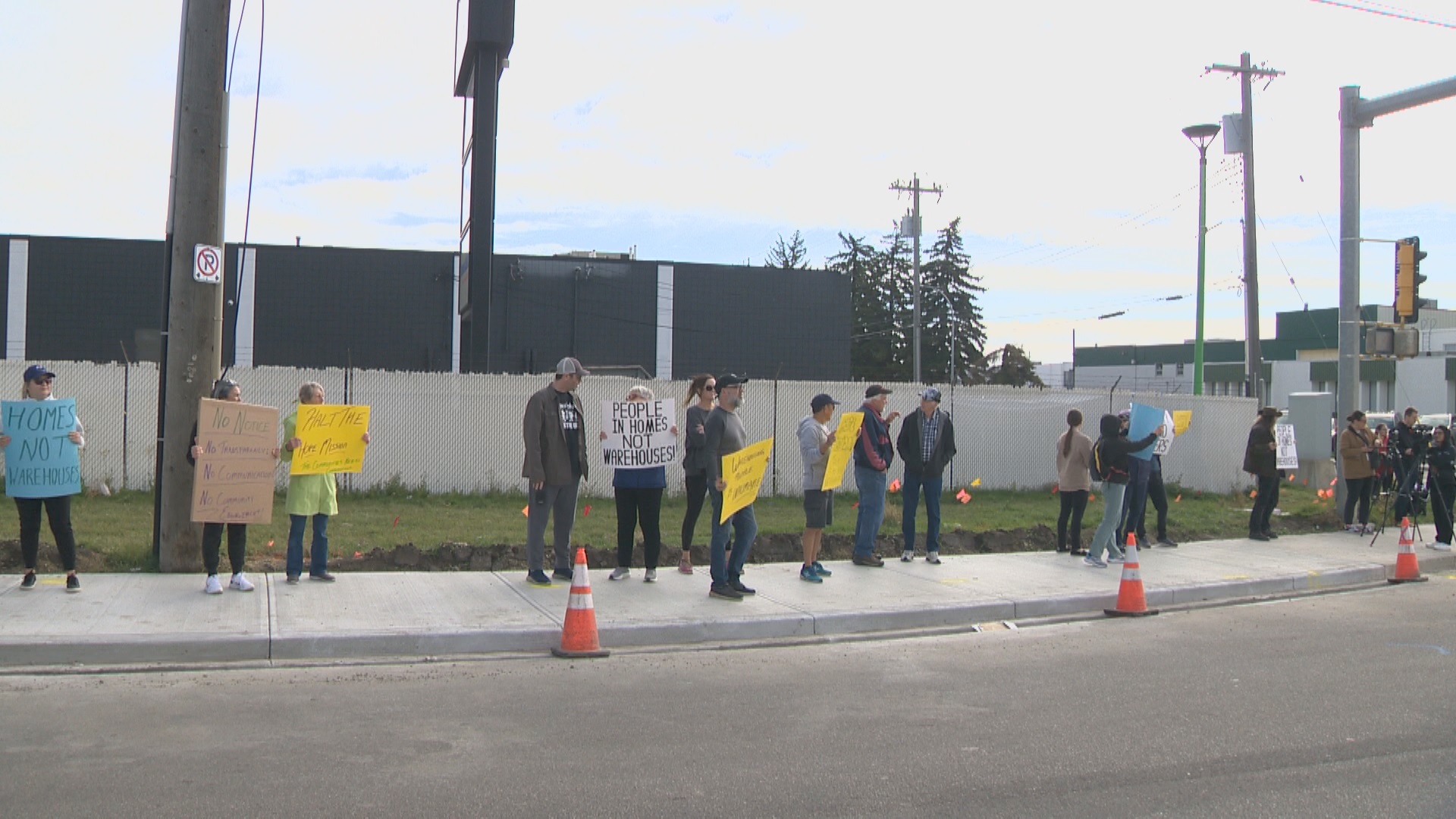 Protest outlines concerns about incoming Edmonton shelter location: ‘There’s no services’