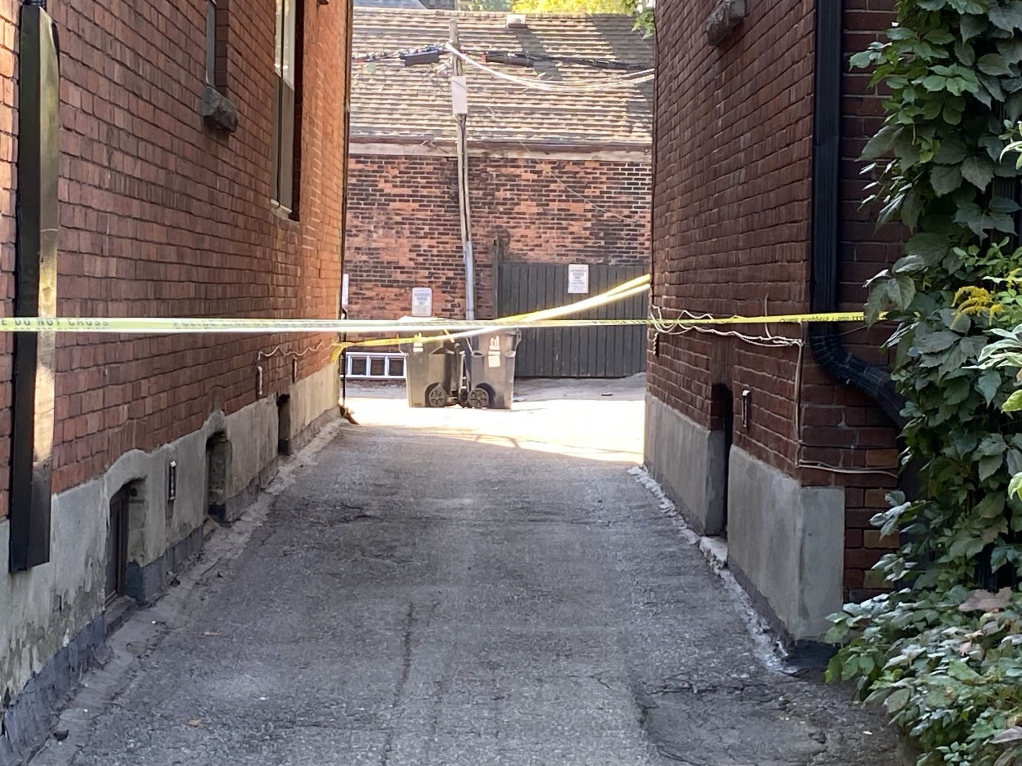 Полицейски служител в Торонто е вкаран в операция след като