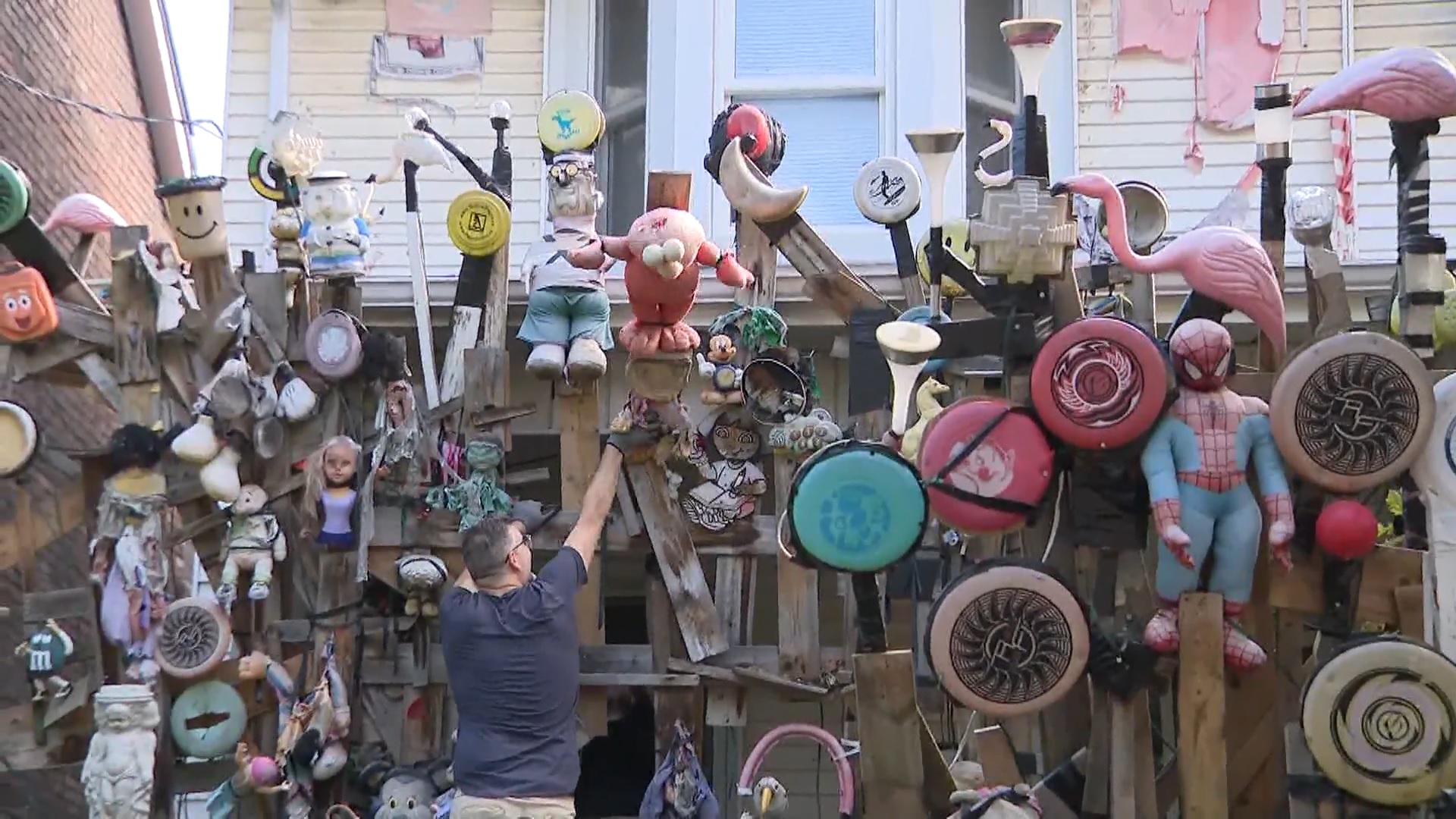 ‘Leslieville dollhouse’ farewell sees passersby leave with pieces of ‘Toronto history’