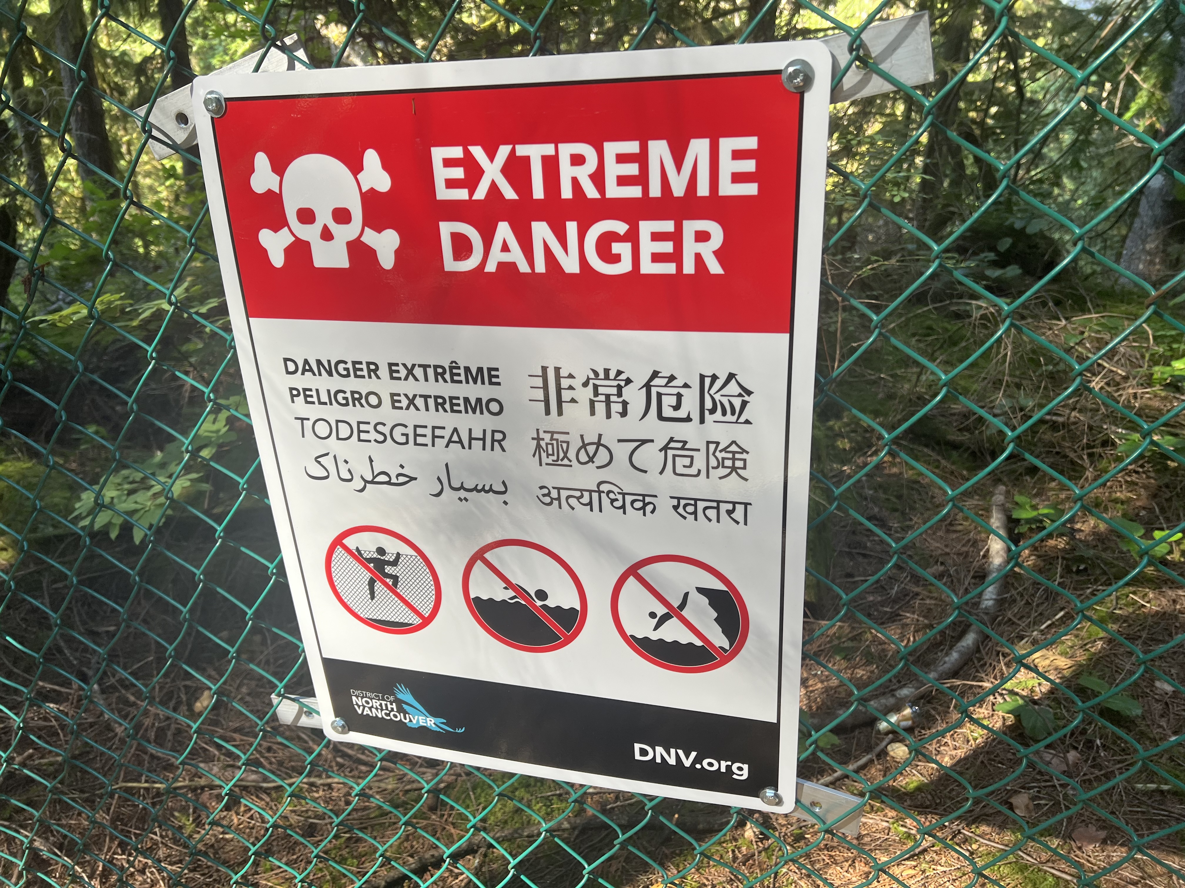 Окръгът на Северен Ванкувър инсталира смели нови многоезични табели в