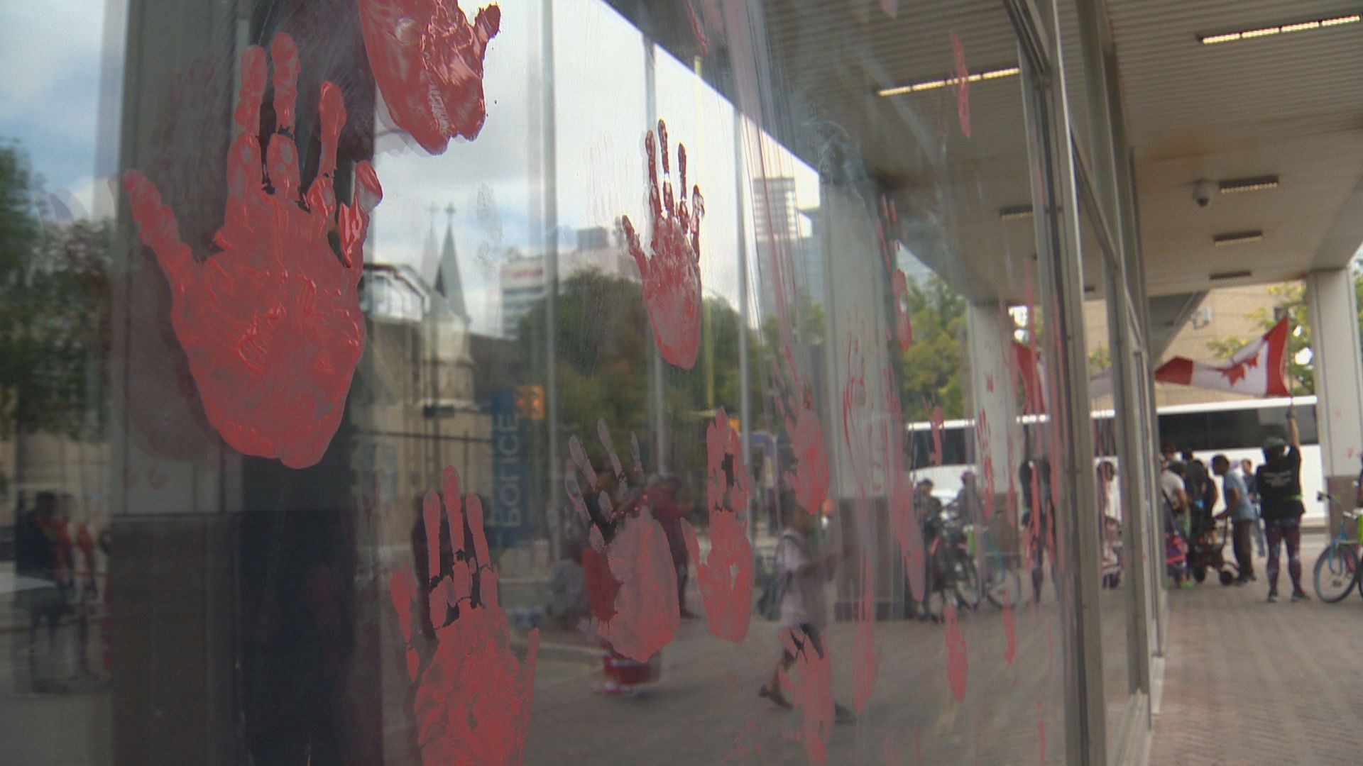 Полицията разследва след като мъж се опита да премине през