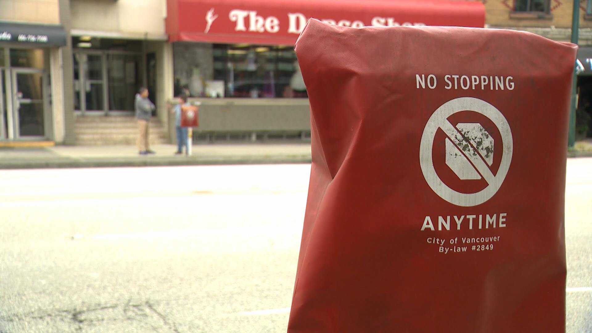 Стоейки пред магазина си във Ванкувър на Broadway and Spruce