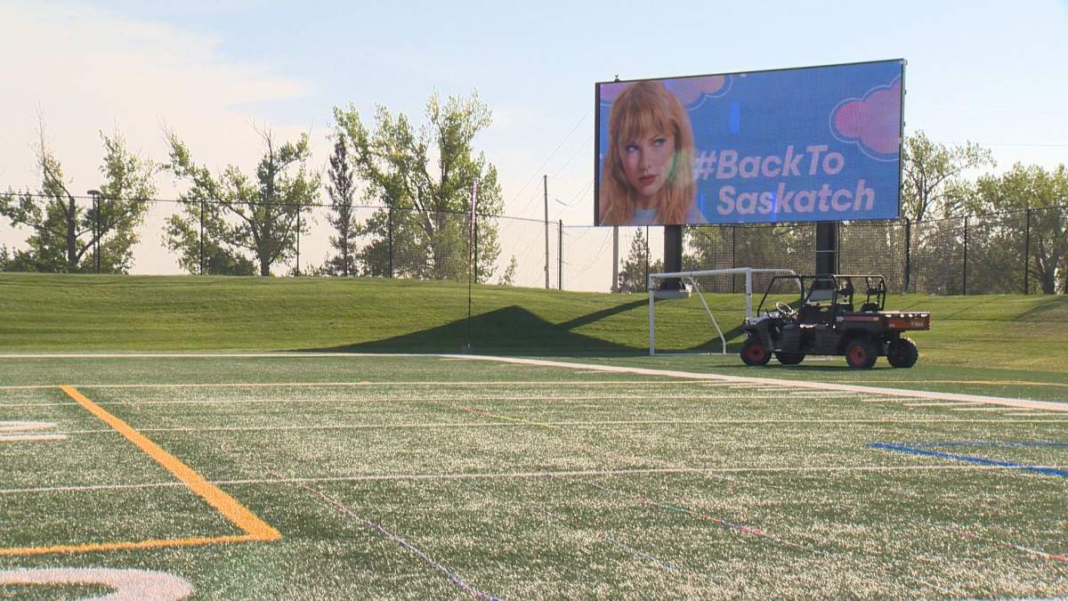 Fans of Taylor Swift worked on a world record friendship bracelet while raising money for food banks of Saskatchewan.