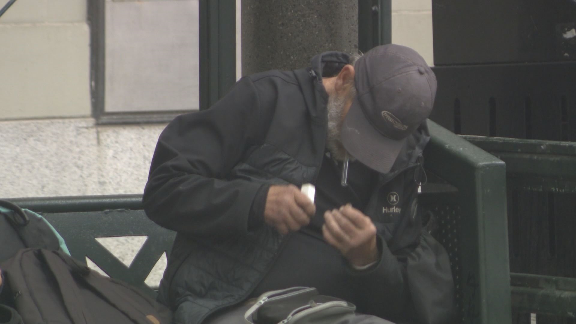 Провинциалните лидери реагират на опасения относно употребата на открити наркотици