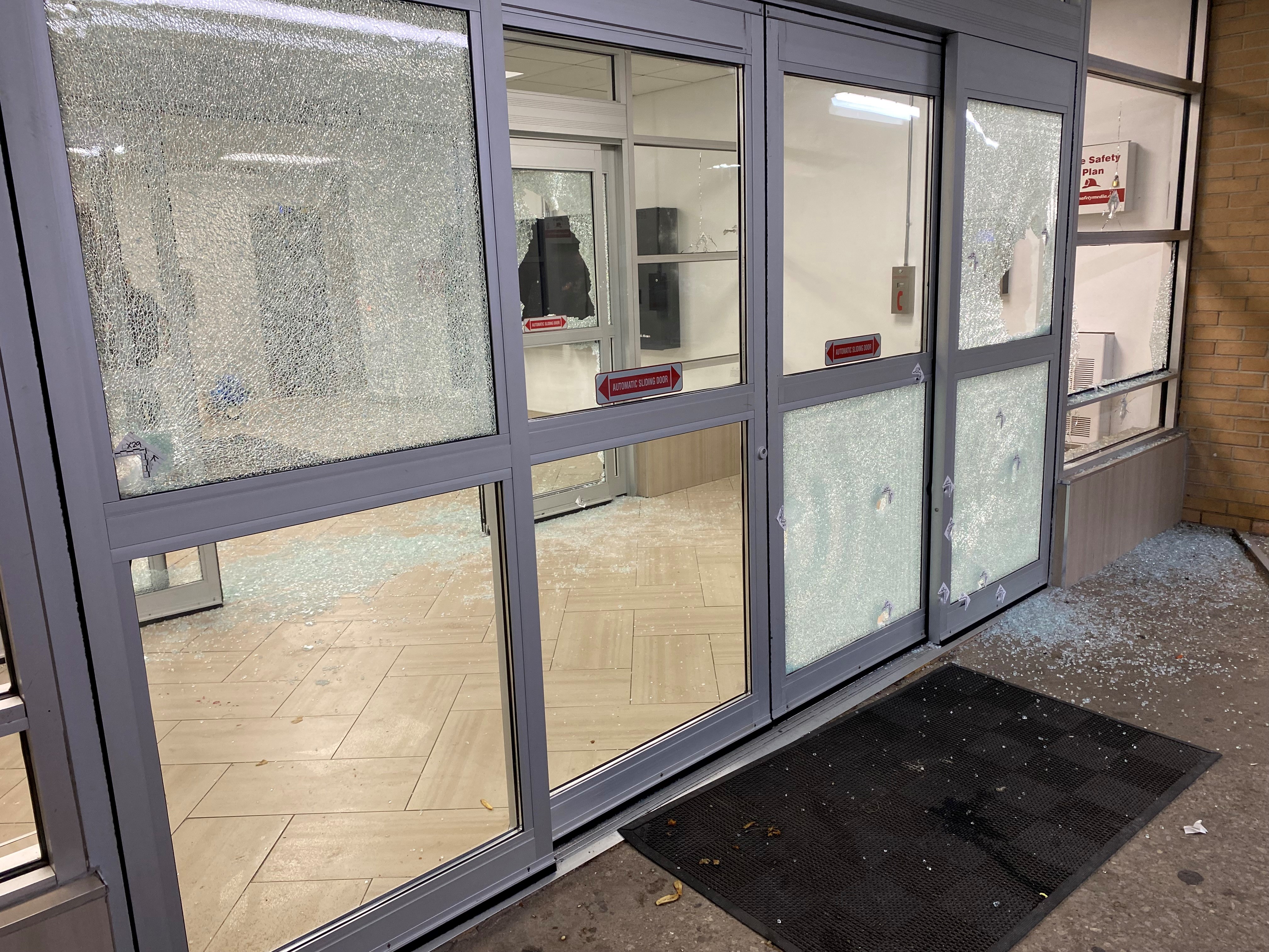 Торонто полицията разследва след като няколко изстрела бяха изстреляни в