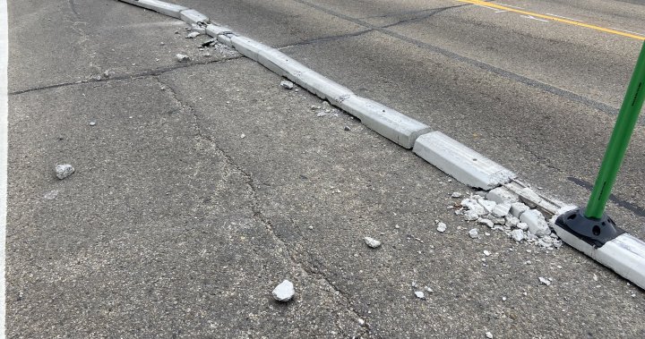 бетонна разделител отделяща велосипедна лента от пътя седи и се