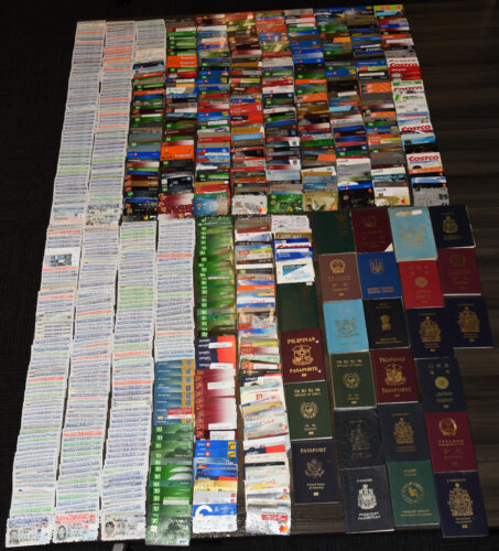 Огромен бюст на пръстена за поща и кредитна карта в