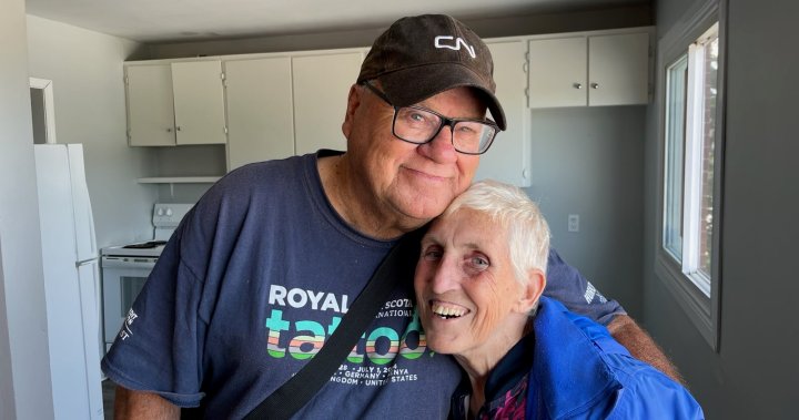 старша двойка на Халифакс която се бори с жилищата и