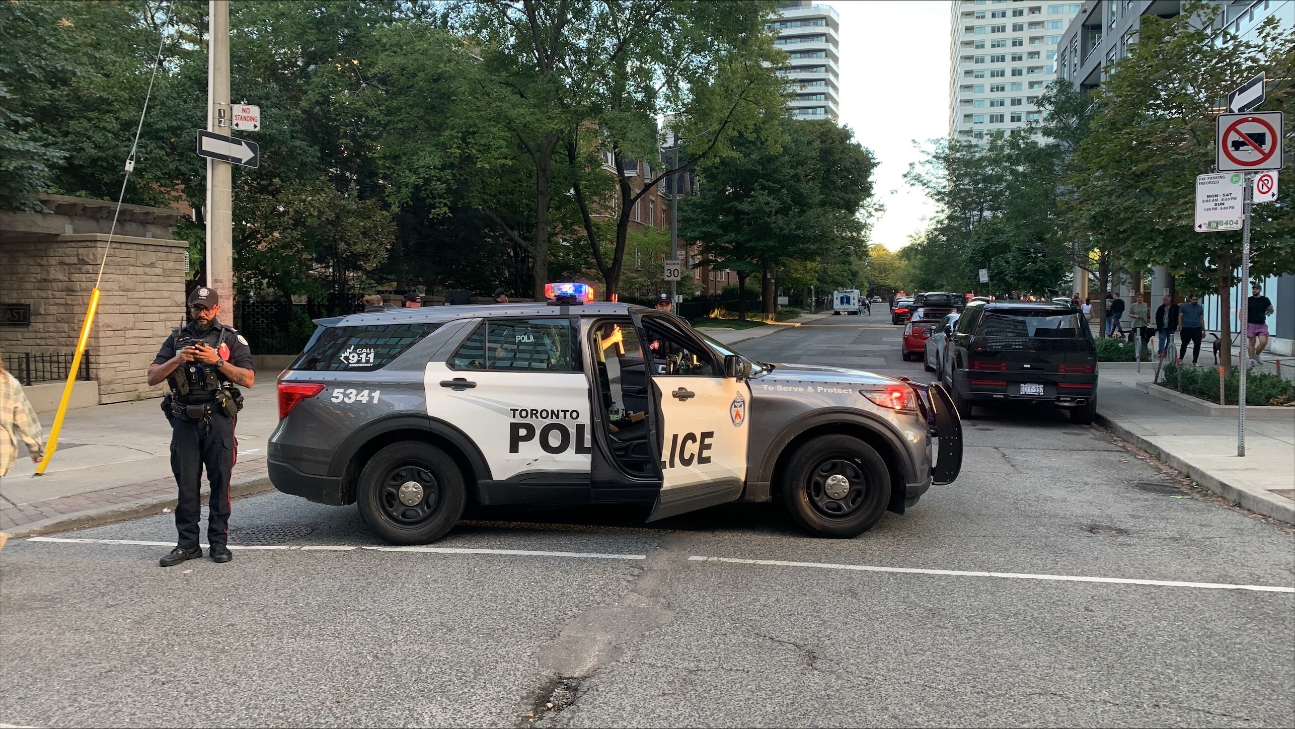 Toronto police officer shot during vehicle stop, 1 arrested, 1 at large