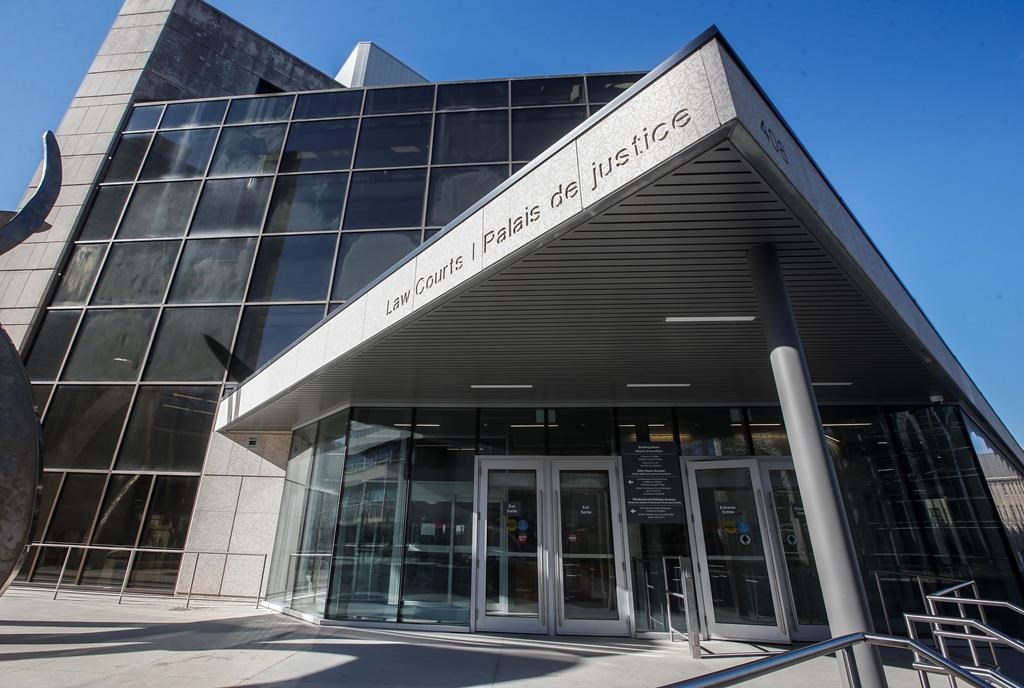 мъж който се опита да намушка католически пастор в средата