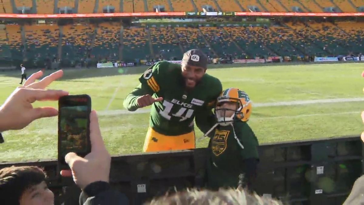 Boris Bede begrüßt einige der Kinder, mit denen er 2024 bei einem Spiel der Edmonton Elks Football gespielt hat.