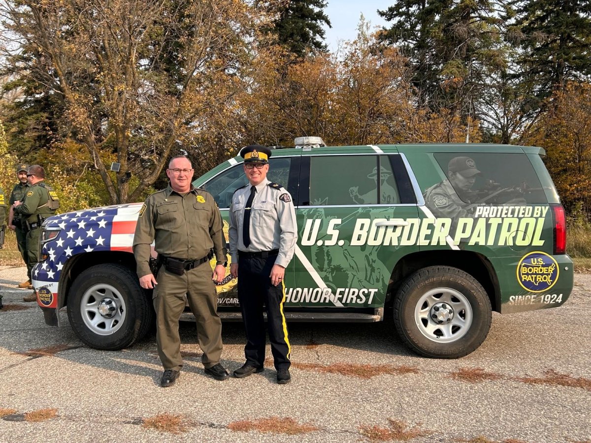 Chief Patrol Agent Scott Garrett (U.S. Border Patrol) meets with Sgt. Lance Goldau of the Manitoba RCMP.