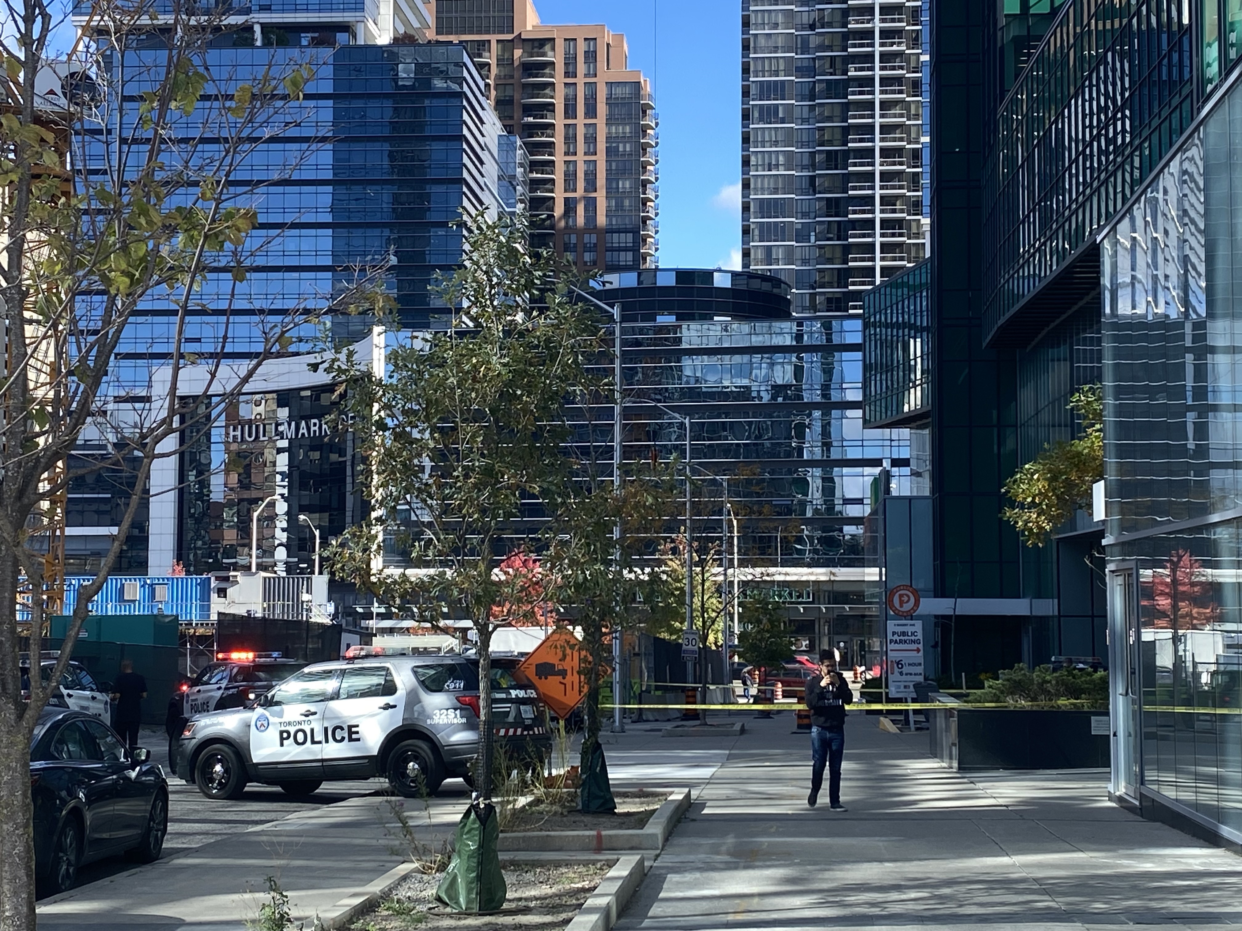 Toronto shooting over lunch hour sends 1 person to hospital with severe injuries