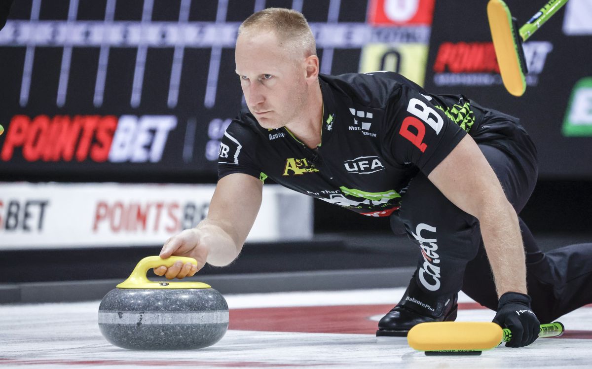 Jacobs clinches quarterfinal spot at Grand Slam of Curling opener