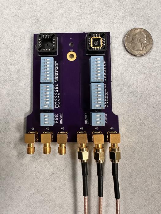 Die elektronische Zunge besteht aus ionenempfindlichen Feldeffekttransistoren auf Graphenbasis oder leitfähigen Geräten, die chemische Ionen erkennen können, mit einem künstlichen neuronalen Netzwerk verbunden und auf verschiedene Datensätze trainiert sind. Es befindet sich oben rechts auf dem Gerät.