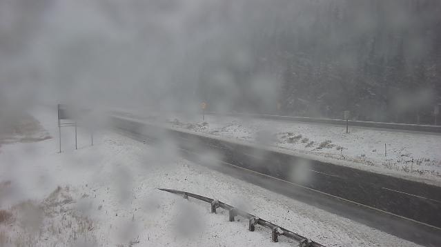 Albertanern wird empfohlen, sich auf winterliche Fahrbedingungen vorzubereiten, da sich in einigen Gebieten wie Dead Mans Flats in der Nähe von Banff Schnee ansammelt.