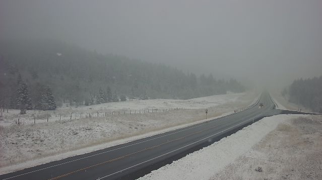 Für Berge im Südwesten von Alberta, einschließlich des Highway 22, wo in der Nähe von Chain Lakes Schnee auf dem Boden zu sehen ist, wurde eine Warnung vor starkem Schneefall ausgegeben.