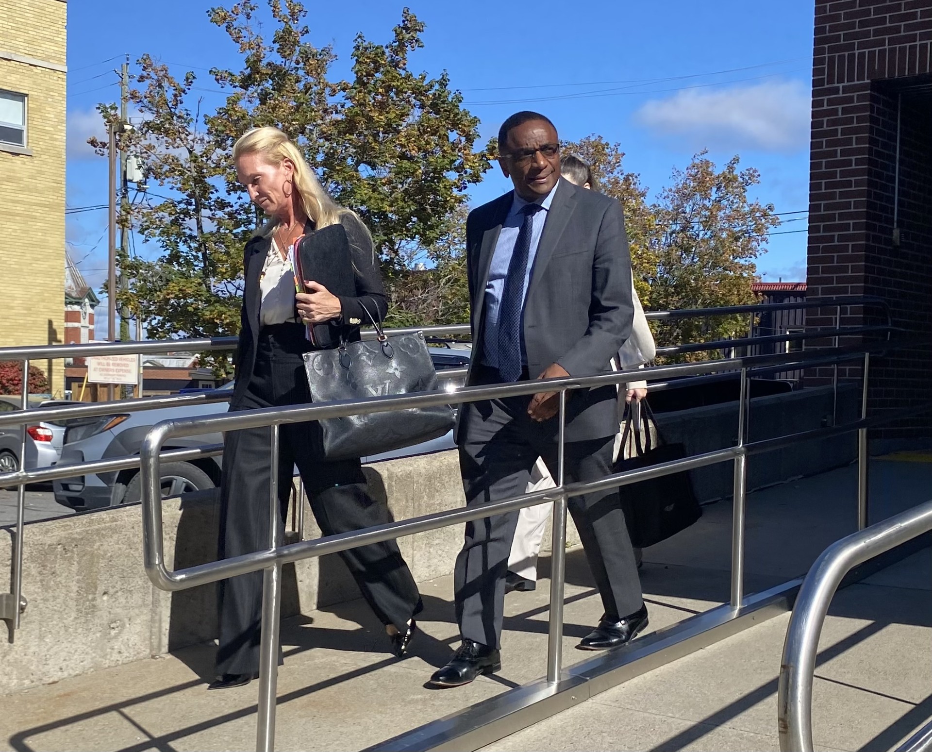 редактора Следващата статия съдържа графични описания на сексуален характер Моля