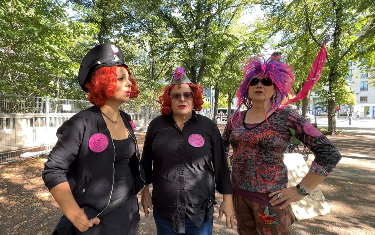 Elena Guzman,Gaia Schulze and another member of Jogida yodeling in Berlin’s Tiegarten park.