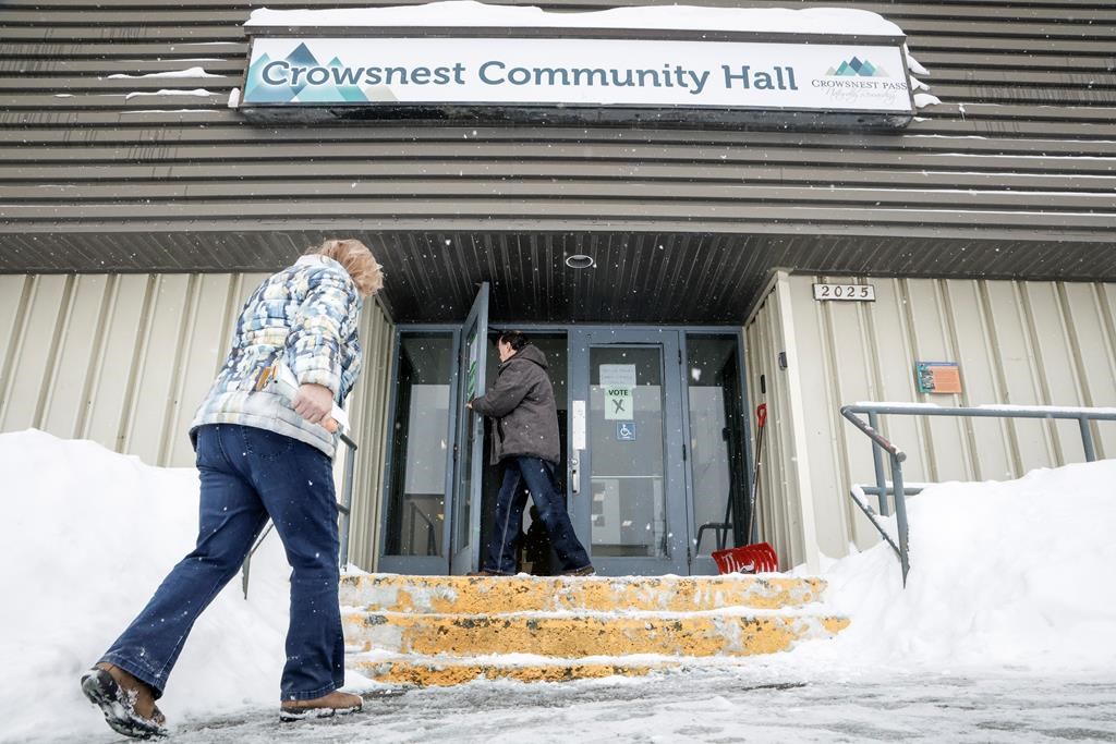 Crowsnest Pass residents vote overwhelmingly for new Alberta coal mine