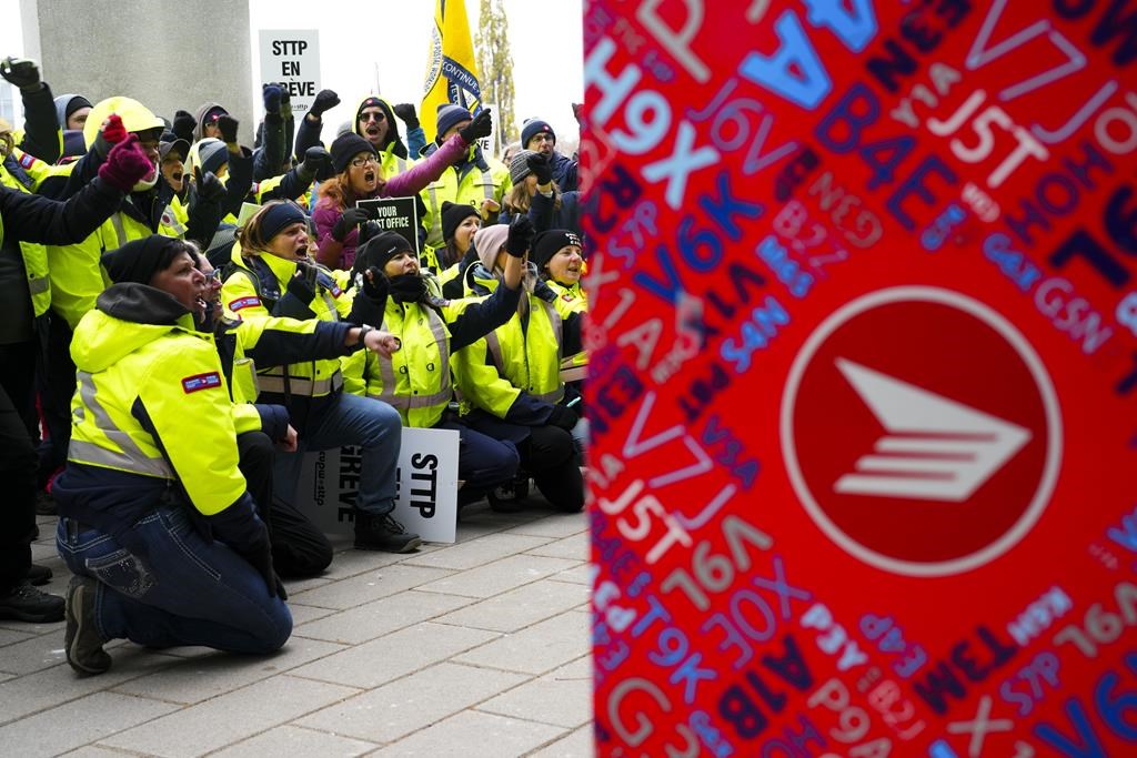 Manitoba businesses feeling the pinch as Canada Post strike drags on