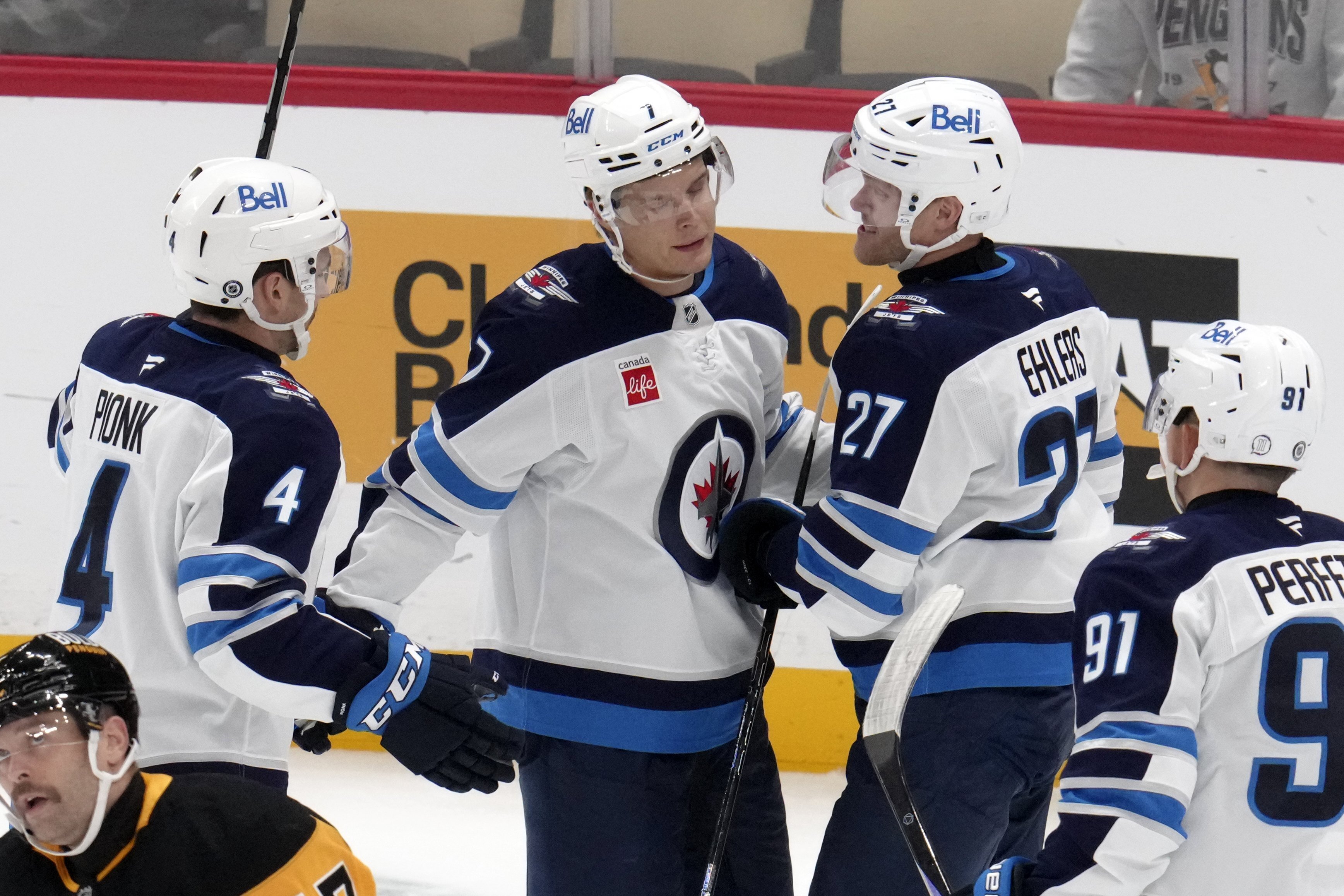 Jets begin six-game road trip with 4-1 win in Pittsburgh