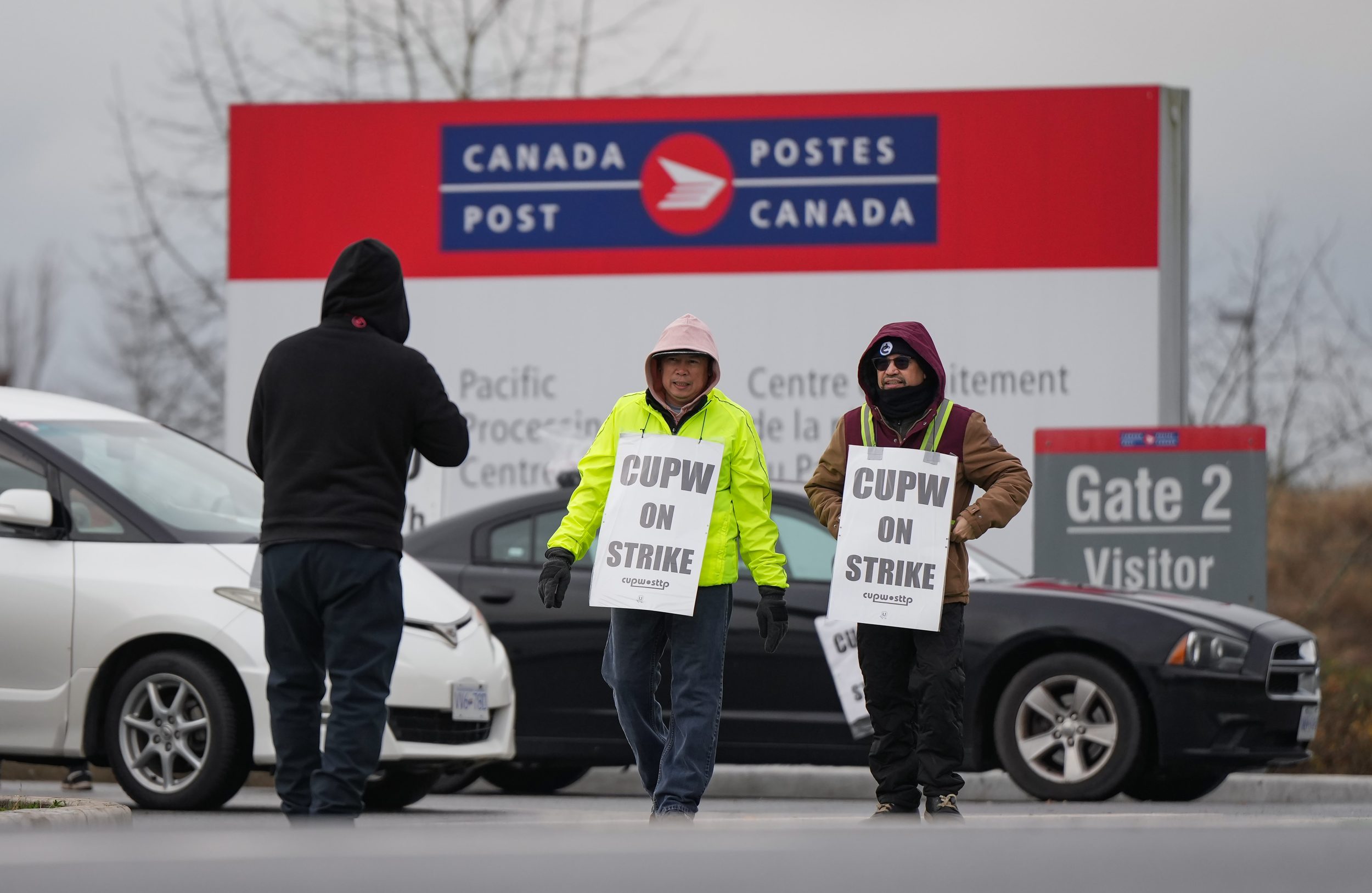 Canada Post laying off postal workers amid strike, but says it’s temporary