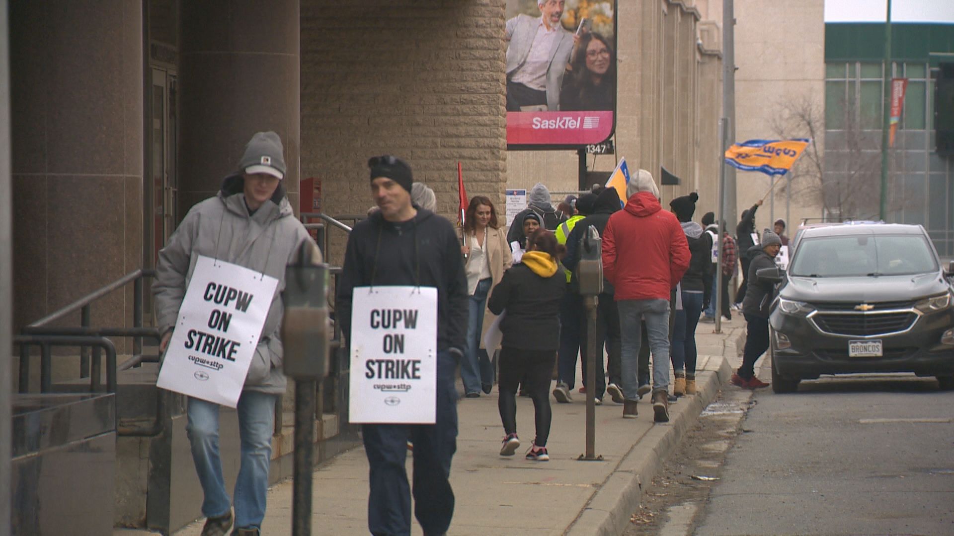 Canada Post workers hit the picket line in Saskatchewan