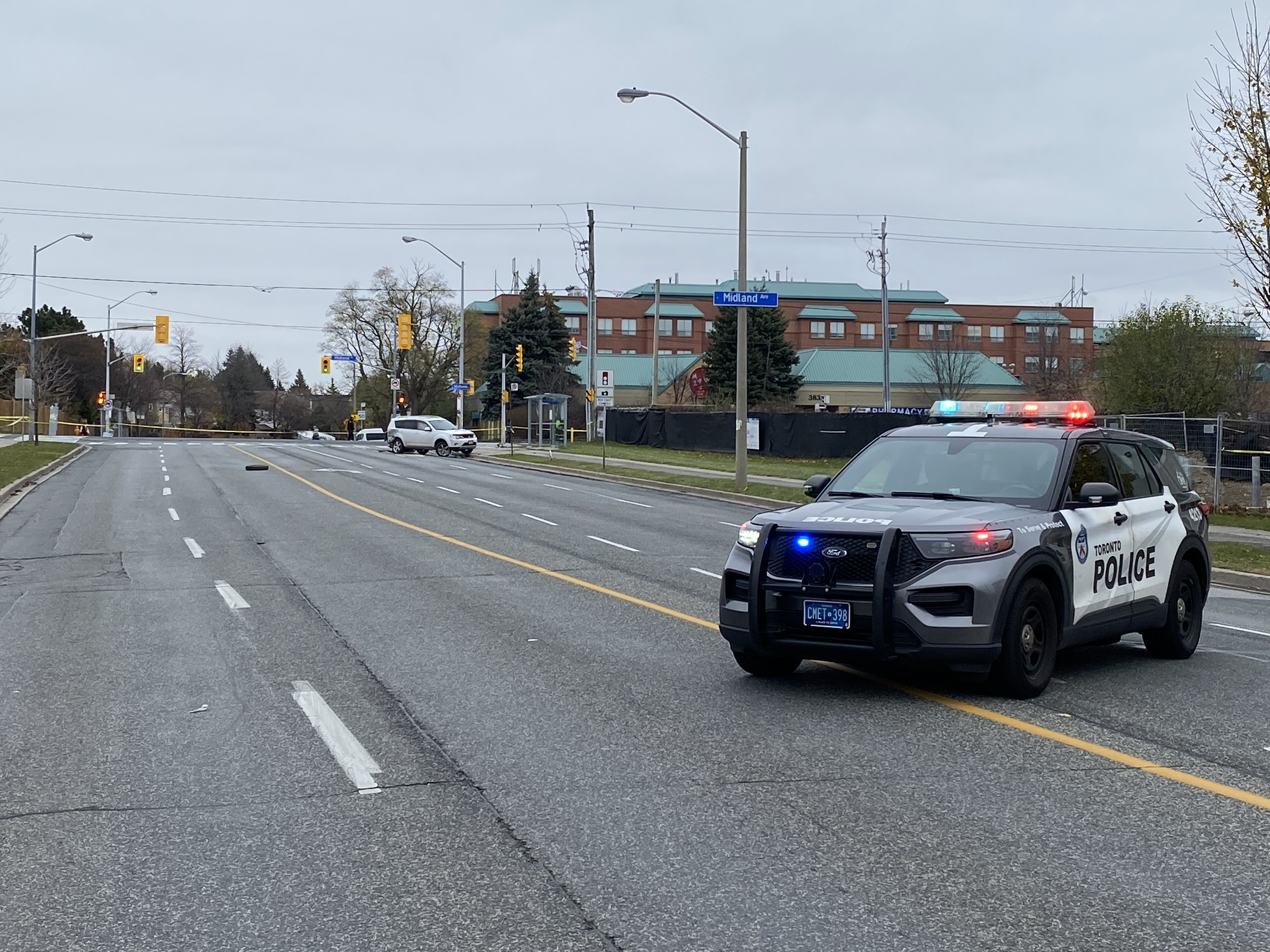 Victim found with gunshot wound after vehicle flees Toronto police, crashes